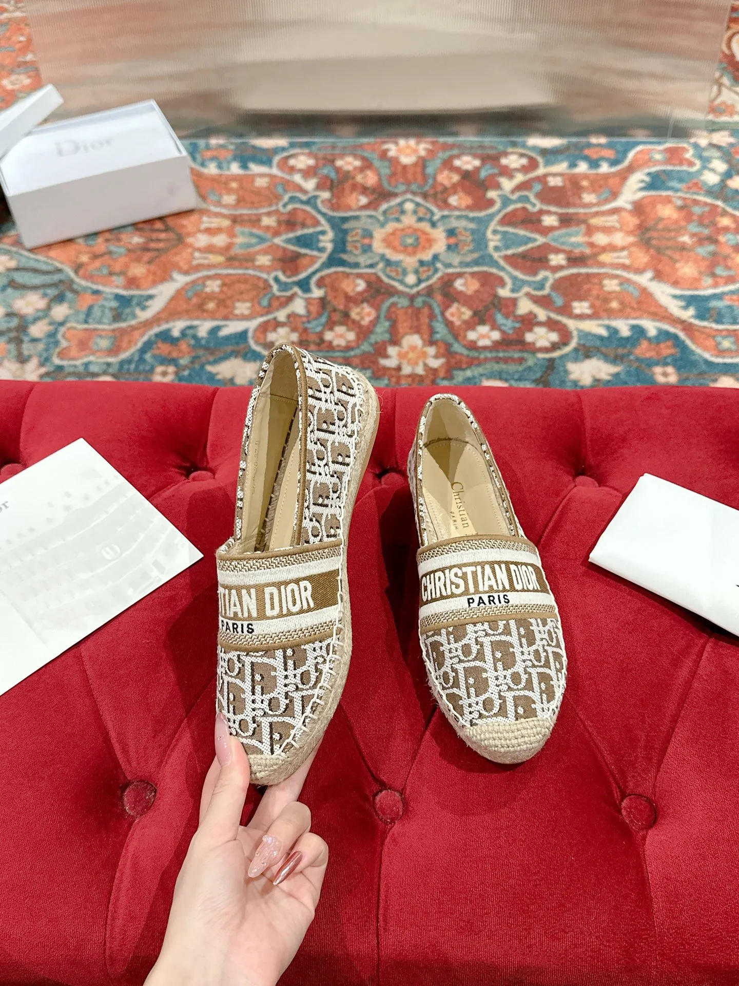 👟👟Ex-factory price 440👟👟 Dior DIOR's new popular early spring fisherman shoes 🆕 Simple, elegant and fashionable, timeless and timeless, it is a classic that will never fade away in the fashion circle, retro fisherman shoes. Original hand-woven surface, electric embroidery technology! Specific cloth surface and rubber outsole. Code number: 35-39 (40.41 customized, non-refundable)